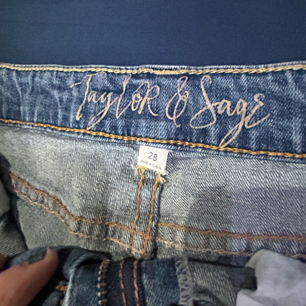 Taylor and Sage Distressed Jeans w/ Flower Appliqué, size 28 - Picture 8 of 9